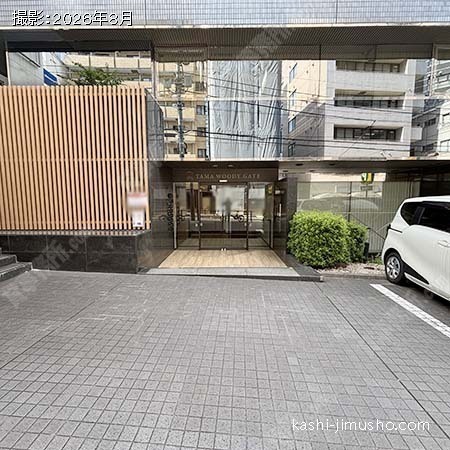 ビル入口前面