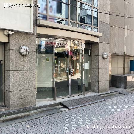 ビル入口前面