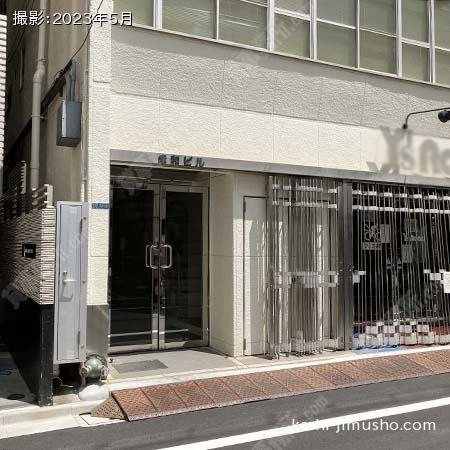 ビル入口前面