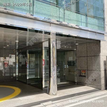 ビル入口前面