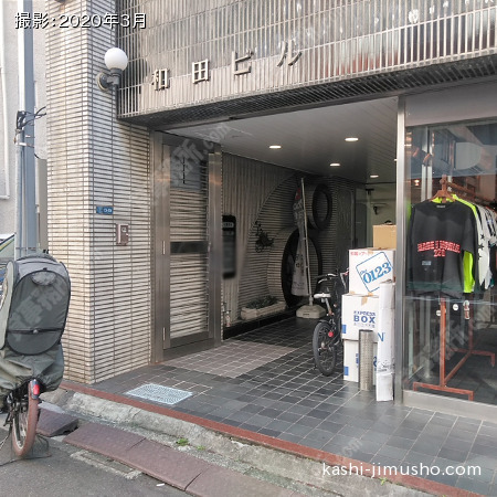 ビル入口前