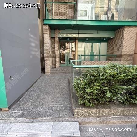 ビル入口前面