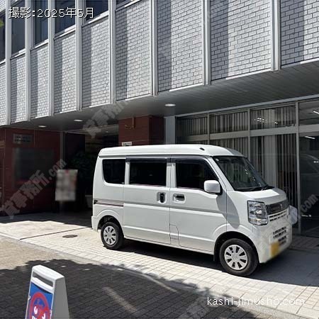 ビル入口前面