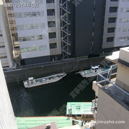 建物裏を流れる神田川