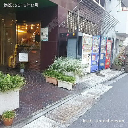 ビル入口前面