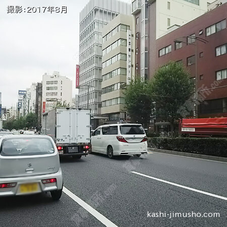 前面道路（靖国通り）