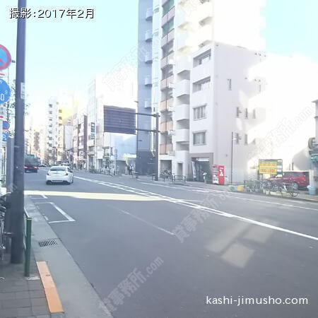 前面の春日通り