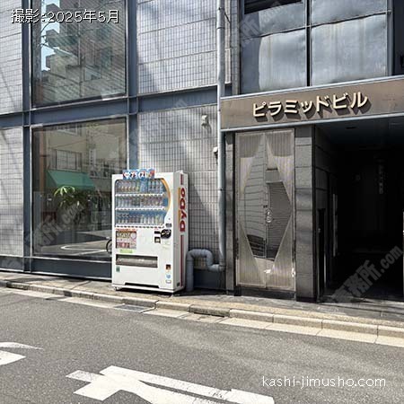 ビル入口前面