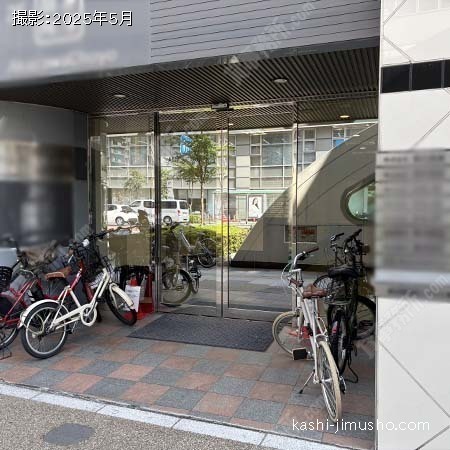 ビル入口前面