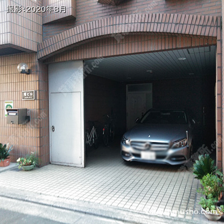 ビル入口前