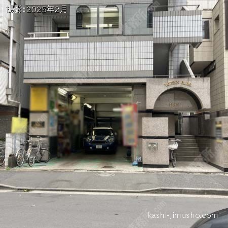 ビル入口前面