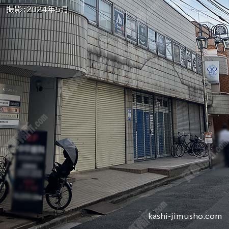 ビル入口前面