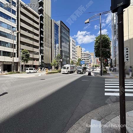 前面道路(靖国通り)