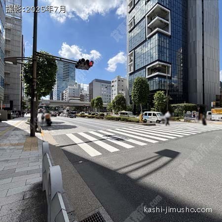 前面道路(靖国通り)