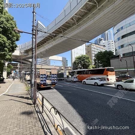 前面道路(山手通り)