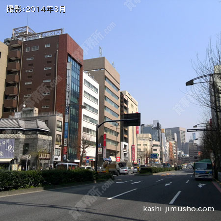 前面道路（靖国通り）
