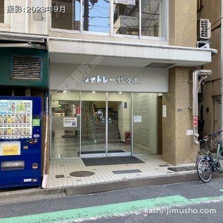 ビル入口前面