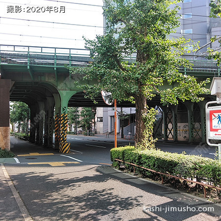 前面道路(明治通り)