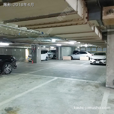 地下の平置き駐車場