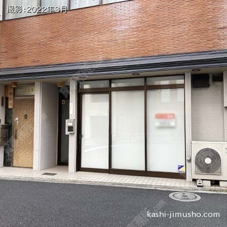 ビル入口前面
