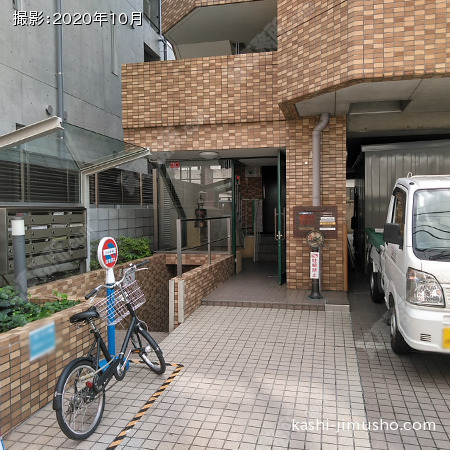 ビル入口前