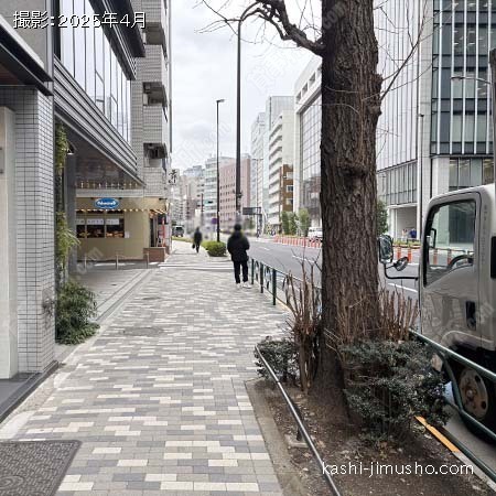前面道路(明治通り)