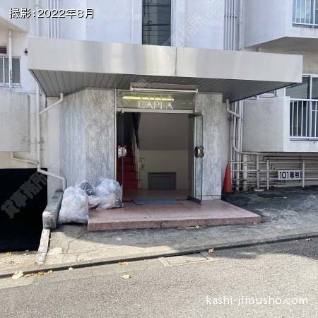 ビル入口前面