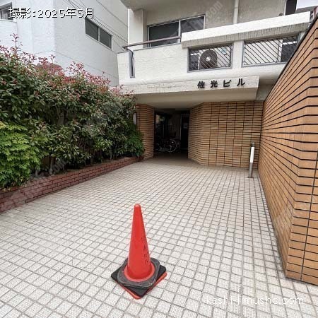 建物入口前面