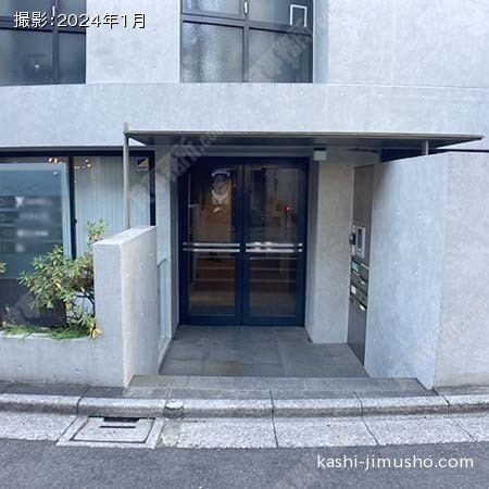 ビル入口前面
