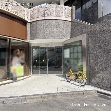 ビル入口前面