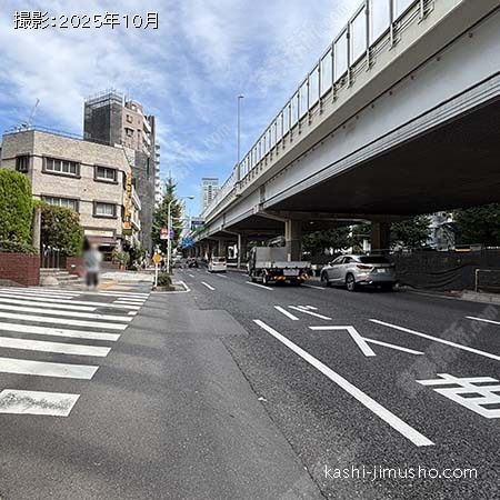 前面道路(六本木通り)