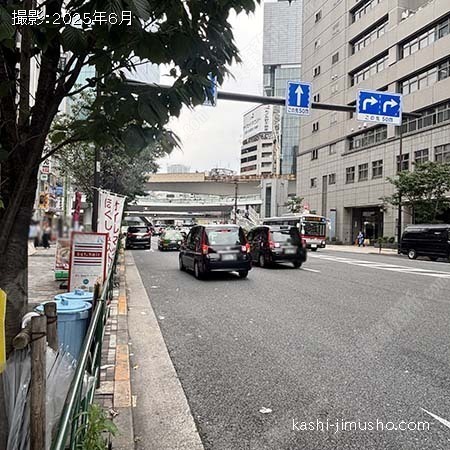 前面道路(明治通り)