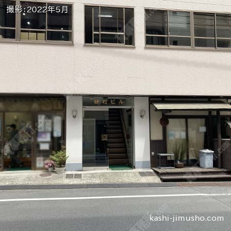 ビル入口前面