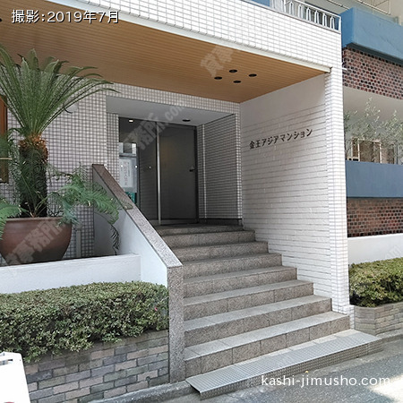 ビル入口前