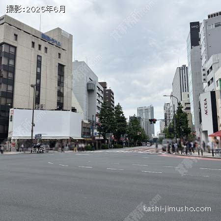 前面道路(靖国通り)