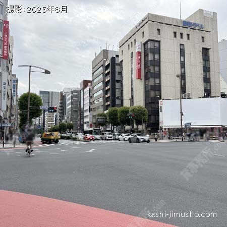 前面道路(靖国通り)