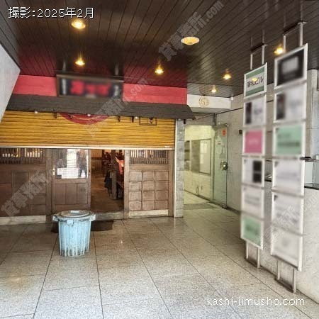 ビル入口前面