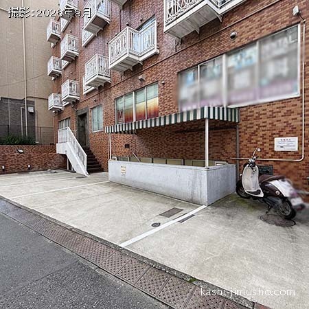 ビル裏手
