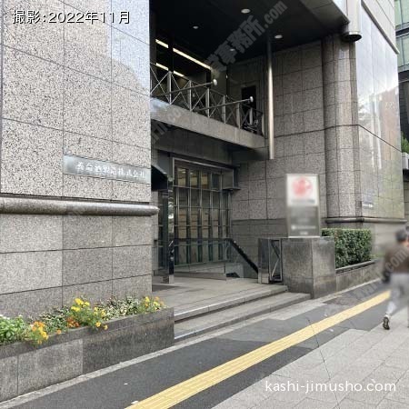 ビル入口前面