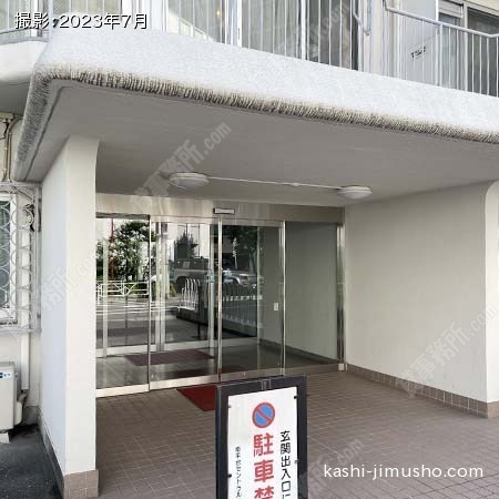 建物入口前面 建物入口前面