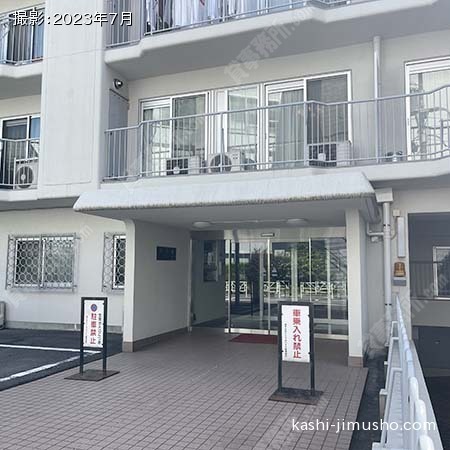 建物入口前面 建物入口前面