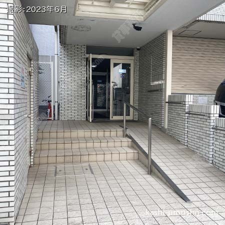 ビル入口前