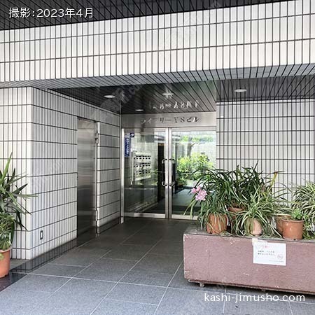 ビル入口前面