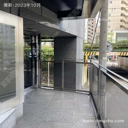 ビル入口前面