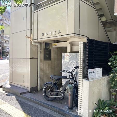 ビル入口前面