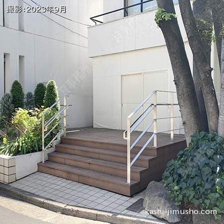 建物入口前面