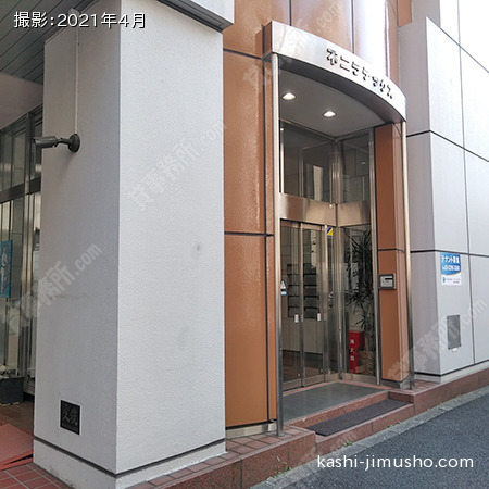 ビル入口前面