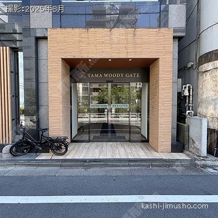 ビル入口前面