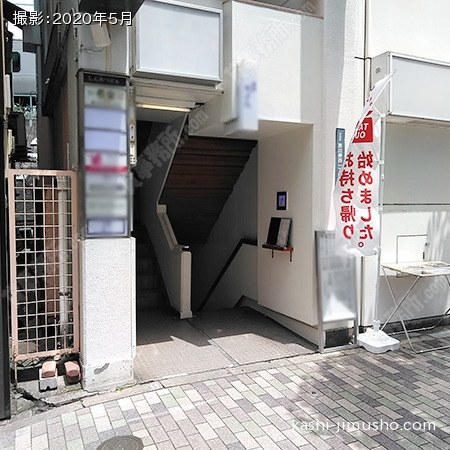 ビル入口前面