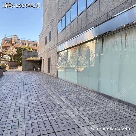 ビル入口アプローチ